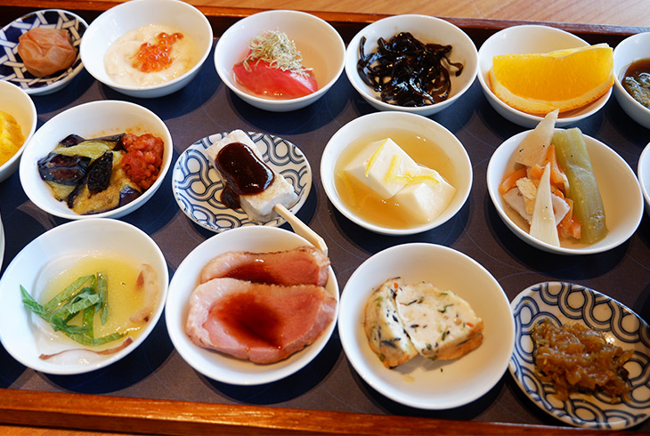 行列必至のお寺の朝食 築地本願寺カフェtsumugi の 18品の朝ごはん を食べてきた 食楽web