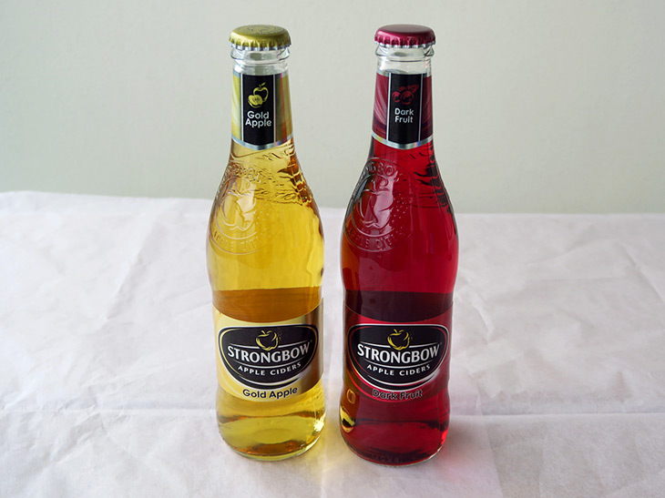 ハイネケン社（日本での販売はキリンビール）の「ストロングボウ」。左は「ゴールドアップル」、右は「ダークフルーツ」。いずれもアルコール度数は4％以上5％未満