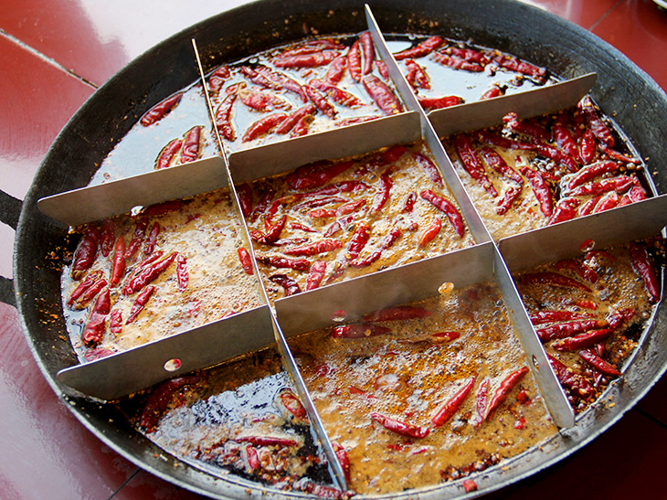 重慶式の伝統火鍋の9つに仕切られた鍋「九宮格火鍋」