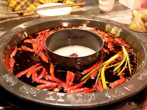 周りに紅湯、中央に白湯が入った2つの味が楽しめる「鴛鴦火鍋」