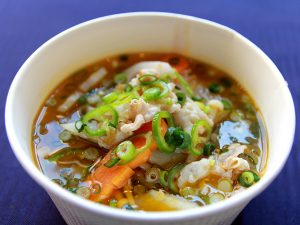 永田町の『赤坂四川飯店』の「什景泡辣湯」は、発酵させた唐辛子がベースのスープに豚肉、根野菜などを加えた、四川風豚汁。