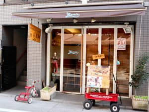 2008年に代表の松田徹時さんがオープン。外観もカフェ風ですが、店内も木のカウンターや椅子でくつろげる雰囲気です