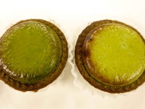 左が「深緑」右が「涼」。プレーンと同様、北海道産のクリームチーズをメインにしたオリジナルブレンドのチーズムースを使用