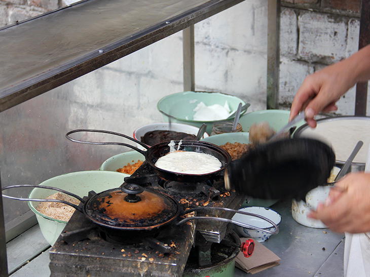 四川の街角で作られる「蛋火共米羔」