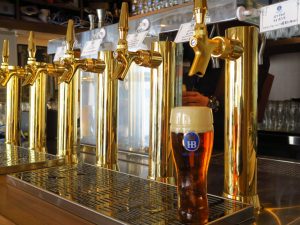 ランチビュッフェではビールが自由に注げるサーバーコーナーがある。アルコールだけでなく、ソフトドリンクやコーヒー、約10種類のハーブティーも飲める