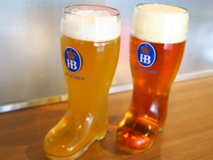 ランチタイムはドイツ伝統のブーツグラスに注ぐ。飲み放題以外では、ブーツグラス（250ml／650円～）、Mサイズ（300ml／1250円～）、マスジョッキ（1000ml／2300円～）の3種類が選べる。ドイツではマスジョッキが主流