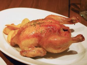 オクトーバーフェストでは約50万羽も食べられている「ローストチキン」（2,590円）は、部位ごとに異なる肉質が楽しめる