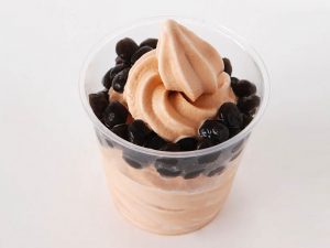 タピオカミルクティーの次は「タピオカミルクティーソフト」！　期間限定ショップが横浜にオープン