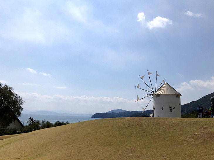 小豆島にある「道の駅 小豆島オリーブ公園」のギリシャ風車。観光名所にもなっています