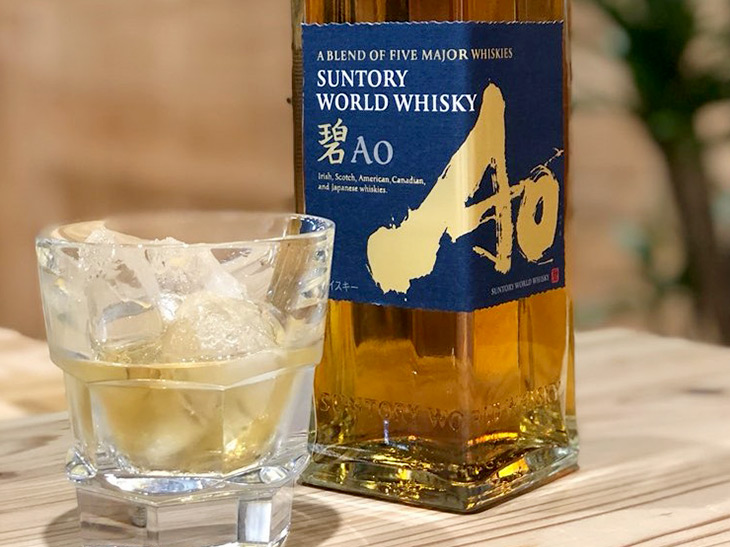 サントリーが保有する、世界5大ウイスキーの蒸溜所の原酒をブレンドした『碧Ao』