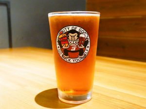 「シエラネバダ ペールエール」（L）961円。バーガーの強さに並ぶにはやっぱりキリッとしたビール！