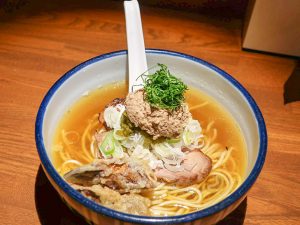 『雨は、やさしく』（札幌・白石駅）の「白肝煮干し味噌」。鶏のレバーペーストを溶かしながらいただく