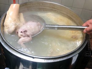 牛骨や牛肉、鶏肉、スパイス30種類以上を使ってスープを作るそうです