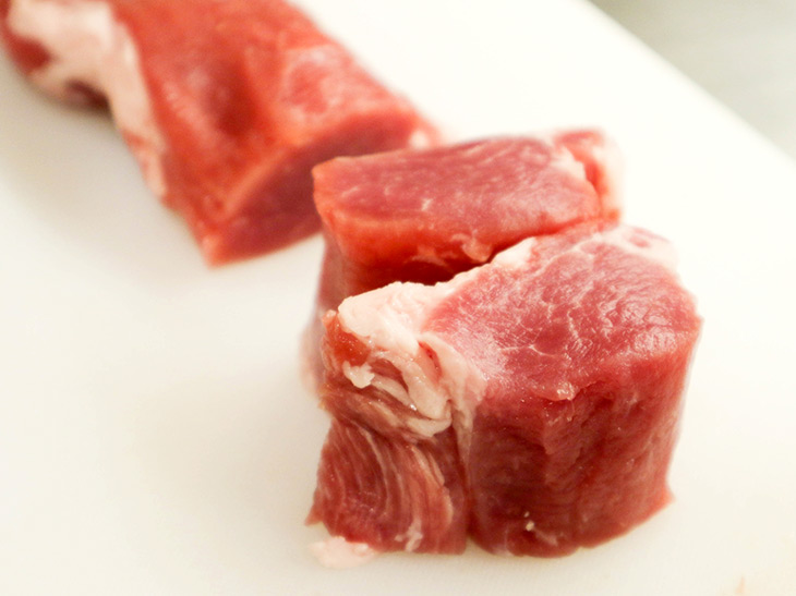「肉ミックス定食」のヒレカツは岩手県が誇る最高級の銘柄豚「岩中豚」を使用。あっさりしていて、赤身と脂身のバランスが良いのが特徴です。とんかつメニューには期間限定で、鹿児島「やごろう豚」や静岡県産「富士山麓豚」、兵庫県淡路島産「金猪豚」などの銘柄豚を使ったものもあります。