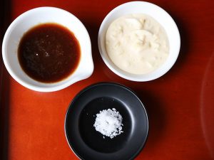 定食についてくる調味料。左上から特製ジンジャーソース、特製タルタルソース、高知県土佐の塩を使用