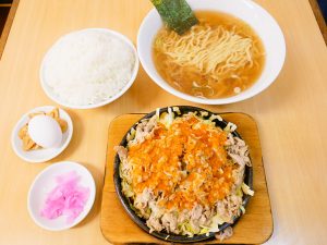 「ビッグ鉄板麺」1,420円。鉄板焼きに半ラーメン、丼ゴハン、生卵、ニンニクチップ、お新香がセット