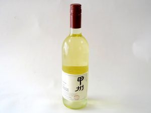 「グレイス甲州2016」（2,700円）は辛口の白ワイン。香りは華やかで、全体的なバランスがいい