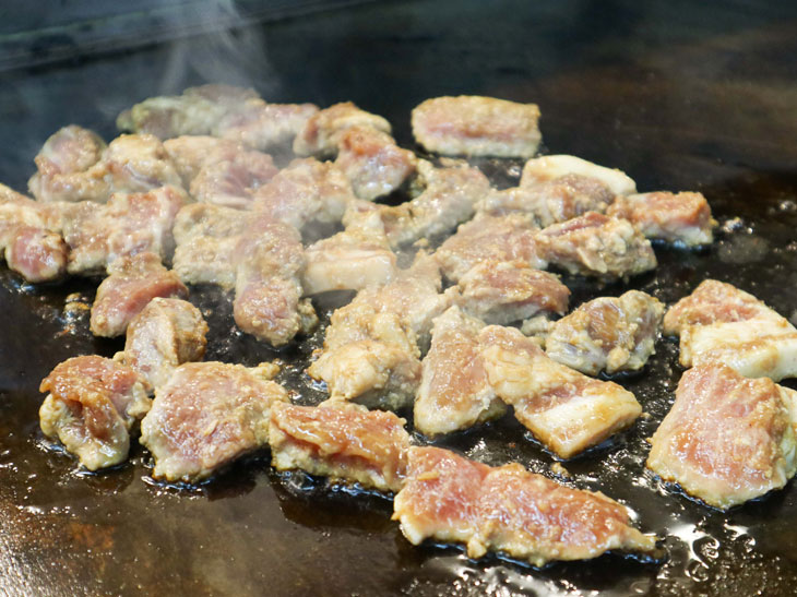 お肉の柔らかさの秘密は、鉄板で蒸し焼きのようにふっくら焼き上げるから