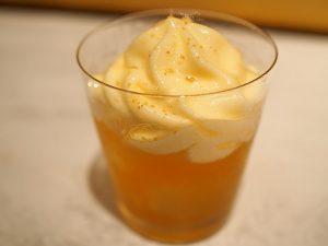 卵白、レモン、メープルシロップ、ウイスキーを使用した「ウイスキーサワー」。とろりとした口当たりのカクテルで、メープルシロップの風味がウイスキーをよりふくよかに感じさせてくれる