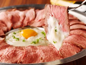 チーズ×ローストビーフの新感覚肉料理『肉ボナーラ』が期間限定で登場