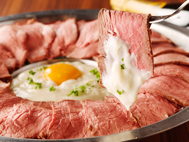 チーズ×ローストビーフの新感覚肉料理『肉ボナーラ』が期間限定で登場