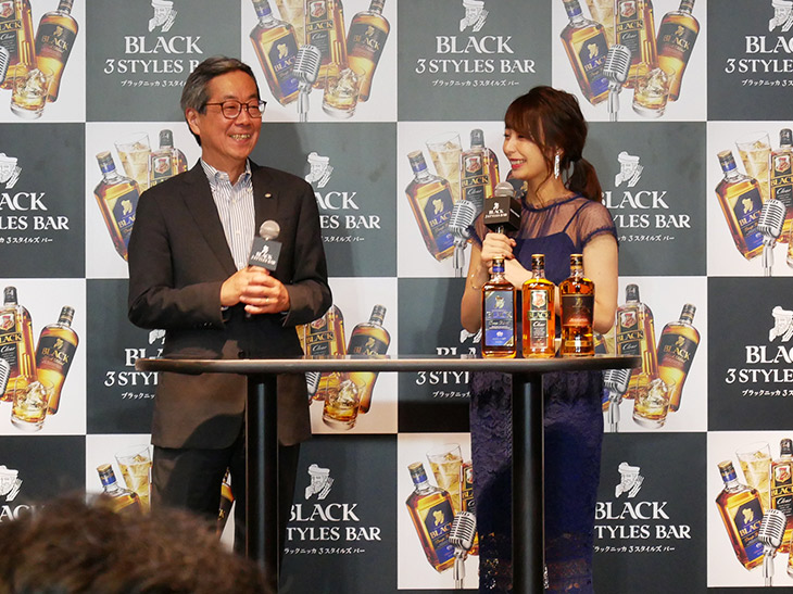 PRイベントでは宇垣さんが3つのウイスキーを試飲。佐久間チーフブレンダーが解説を行いました