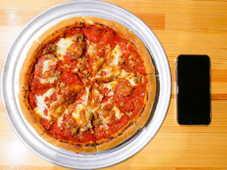 「ミッツァ」Lサイズ3,900円。直径25cm、上からみると普通のピザに見えるけれど…