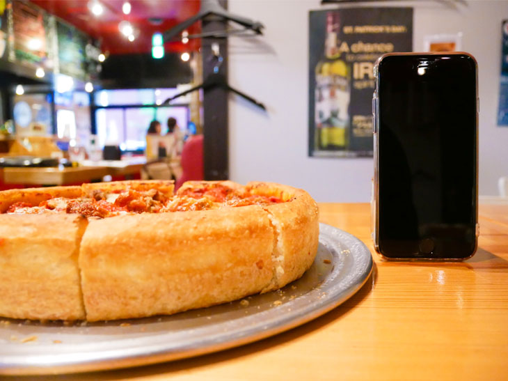 横から見ると、ピザというよりキッシュやケーキ。高さは約5cm。耳の分厚いナポリピッツァでもおそらく1cmぐらいの高さ？