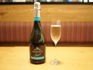 「ゾーニン・プロセッコ」（ボトル3100円）は、イタリア最大級のスパークリングワインメーカー「ゾーニン」のもの。すっきり爽やかな辛口
