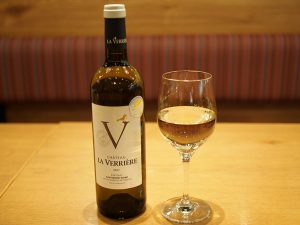 「ラヴェリエールブラン」（ボトル3100円）はフランス・ボルドー産のワイン。辛口だが果実味がある