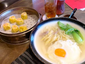 「竹の子と豚肉のスープ麺」と「海鮮シュウマイ」を注文。優しい味の中華なので、お茶と一緒に楽しみたくなる