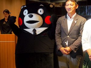 熊本県副知事の小野泰輔氏とくまモン。この日はくまモンもオシャレをして登場した