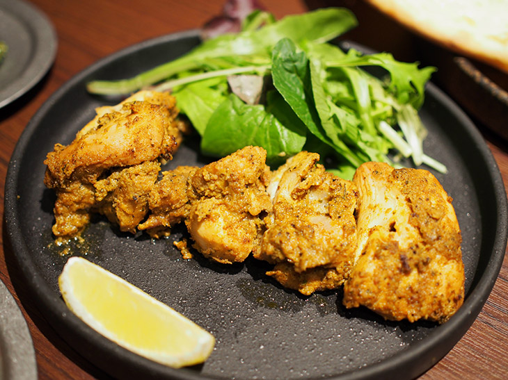 「タンドール・チキン」（フル950円／ハーフ500円）は、鶏肉をソースに漬け込み、タンドール窯でじっくり焼き上げている