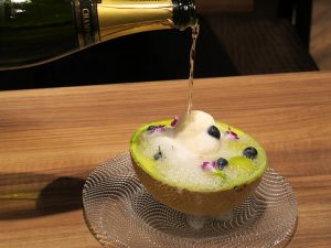 「静岡県産マスクメロンの大人のシャンパンメロンクリームソーダ」（2580円）は目の前でシャンパンを注いでくれる