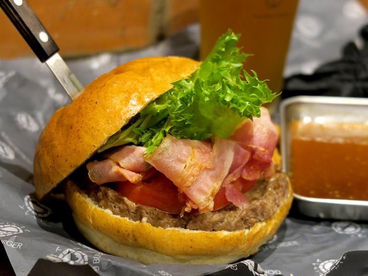 今回試食したのは「BLTチーズバーガー」（1580円）。バーガーは3種類のソースが選べ、別添えで提供される