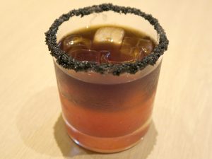 「お清め酒～現実か、幻か！？～」（780円・税抜）は、黒いウォッカとブラッドオレンジジュースを使ったカクテル。グラスの周りには黒塩がついており、味のアクセントになる