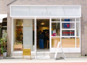 店の場所は、東京・学芸大学駅から徒歩3分ほどの場所。ガラス張りの外観がおしゃれなお店です。