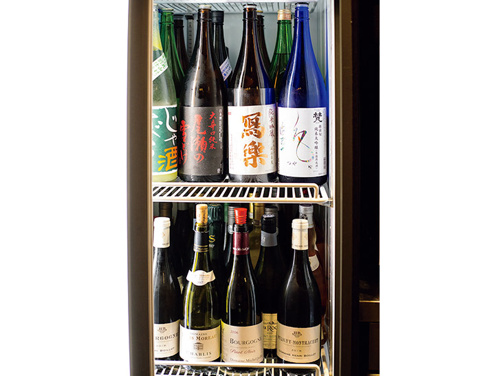 日本酒は常時10種類ほどが揃う。一合1200円～。ワイン、サワー類まで酒類は豊富