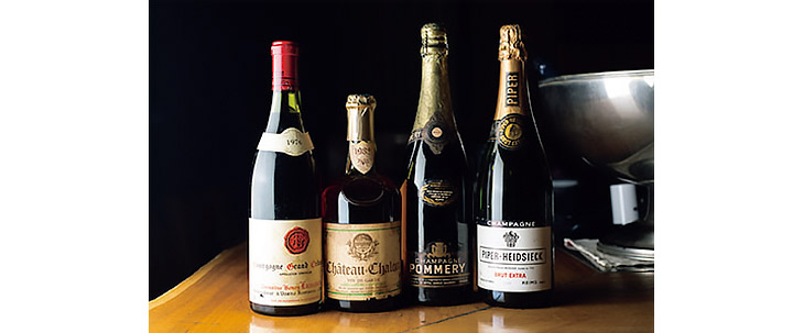 古酒の数々。写真右からパイパー・エドシック1960年代2万3000円、ポメリーシャンパーニュ1960年代2万4000円、シャトーシャロン1982年1万6000円など