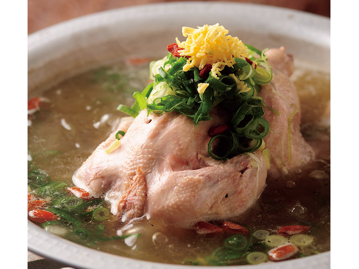 「参鶏湯」1人前1600円（注文は2人前より）。滋養豊かで、韓国では夏バテ防止に食べる薬膳料理。好みでカクテキを入れても美味（写真は2人前）
