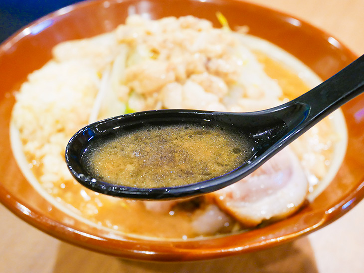 スープはやや透明感のある豚骨醤油。背脂が溶け出す後半はさらに濃厚さがアップする