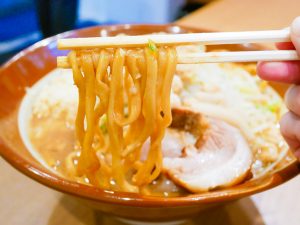 太めの平打ち麺は、平塚にある本社、四之宮商店の麺。豚骨醤油のスープと絶妙の相性