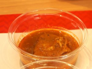 赤唐辛子と黒胡椒の風味が強いブリックカレー。辛い物が好きな人だけでなく、エアコンや冷たい飲み物で体が冷えた時にもオススメ