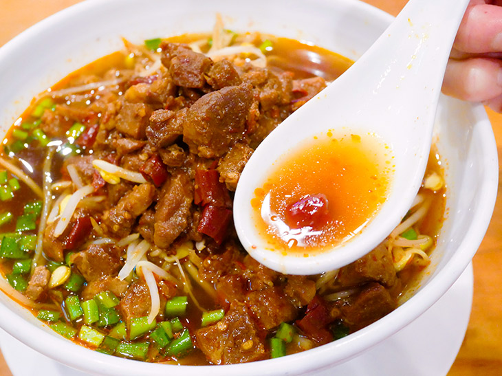 スープは透明感のある赤褐色。台湾ラーメンならではの激辛アイテムが潜んでます