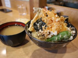 「天丼」800円は、海老、キス、イカ、春菊、ノリ、シシトウの天ぷらがのっています