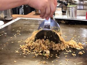 『お好み焼き 青森』名物の元祖「すじそばめし」700円