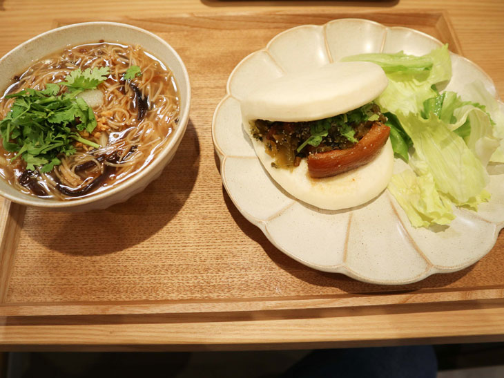 豚角煮バーガーと麺線（メンセン）のBセット850円