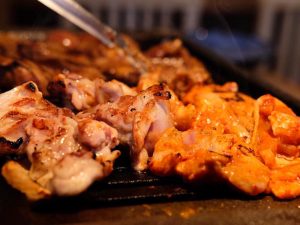 特製味噌ダレで焼き上げる「焼肉鶏」が絶品！ 『トリホルテルヤ』が代々木にオープン