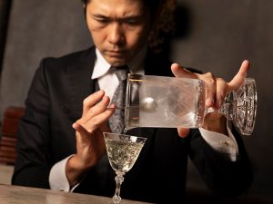 『bar cafca.』のオーナー佐藤博和さん。カクテルの王様、マティーニの原型となるカクテルを作ってくれました