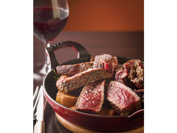 「フランス産リムーザン牛サーロインのステーキ」100g 2000円。写真は400g。サーロインでもこの赤さ！
